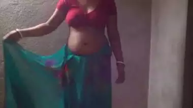 Bhabhi removing saree and stands in inner wears