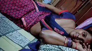 mumbai housewife exposing milky cleavage and navel