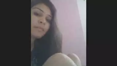 DESI GIRL SHOWING HER TIGHT PUSSY