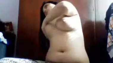 Curvy desi babe on live webcam show masturbates...