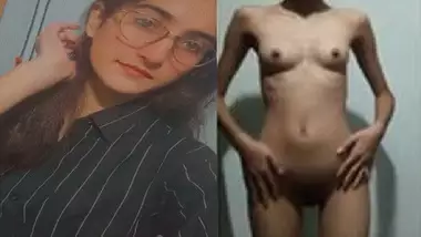 Skinny Indian girl nude body showcased viral clip