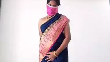 Desi housewife Swetha blouse less saree show